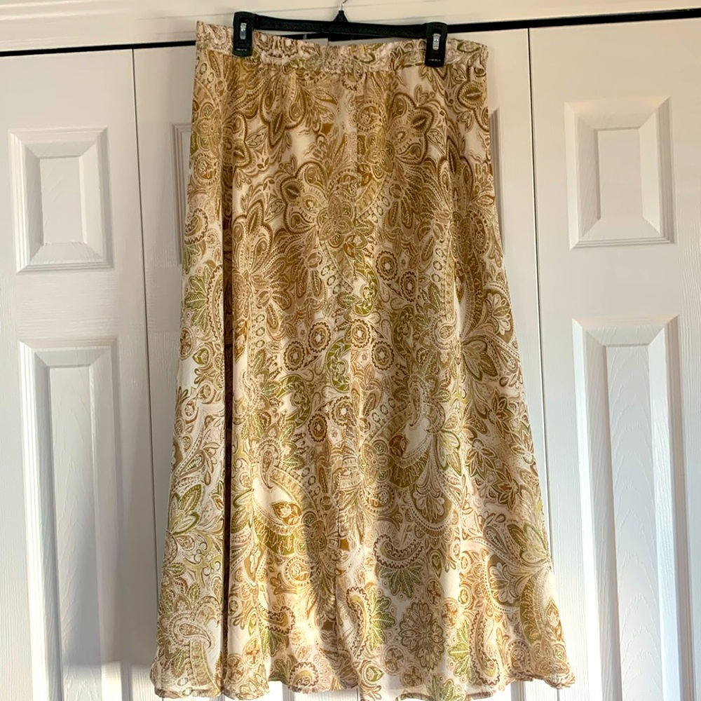 Beautiful earthy color lightly worn maxi skirt.